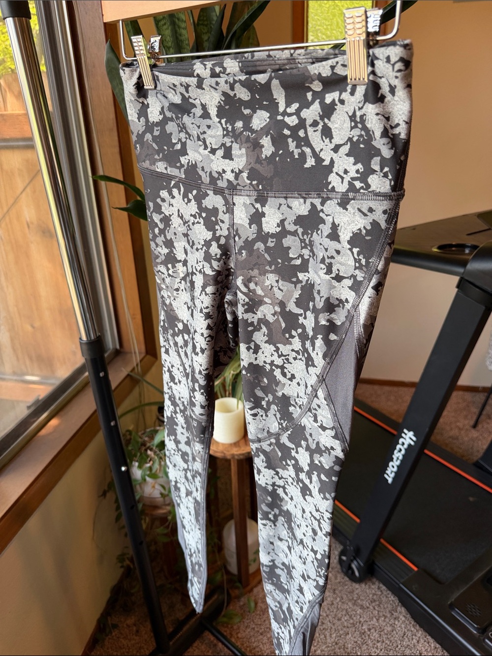 Under Armour Black & Gray Abstract Print Leggings